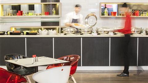 Ibis Melbourne Hotel And Apartments - Holiday Cairns 2