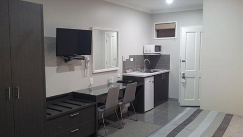 John Bright Motor Inn - Holiday Cairns 1