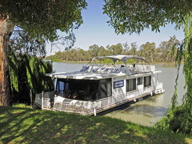 Boats And Bedzzz - The Murray Dream Self-contained Moored Houseboat - Holiday Cairns 0