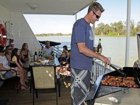 Boats And Bedzzz - The Murray Dream Self-contained Moored Houseboat - Holiday Cairns 3