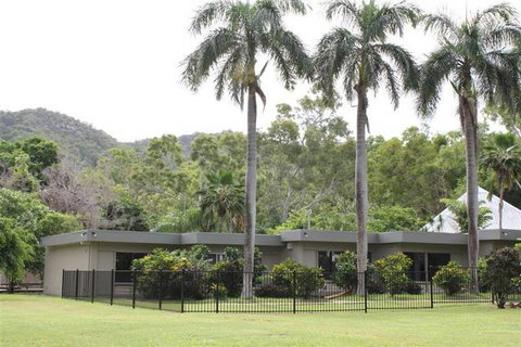 Arcadia Village Motel - Holiday Cairns 0