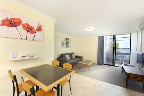 Assured Waterside Apartments - Holiday Cairns 2