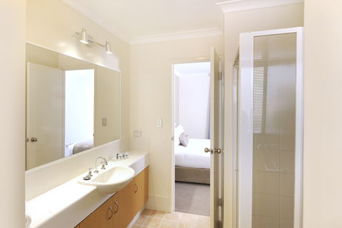 Assured Waterside Apartments - Holiday Cairns 7