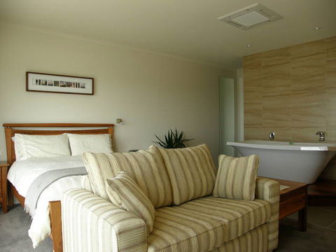 Captain's At The Bay - Holiday Cairns 1