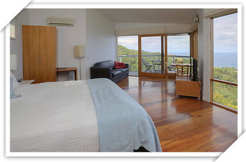 Chris's Beacon Point Restaurant & Villas - Holiday Cairns 0