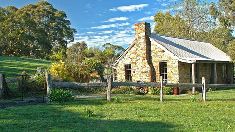 Adelaide Hills Country Cottages - Gum Tree Cottage - Holiday Cairns 3