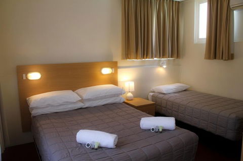 Cowra Motor Inn - Holiday Cairns 2