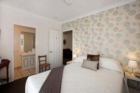 Mt Coolum Retreat 'A Bed & Breakfast' - Holiday Cairns 0