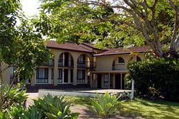 Poinciana Motel - Holiday Cairns 1