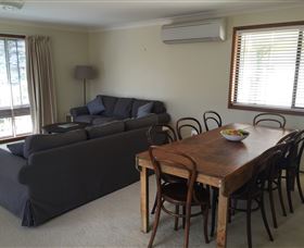 Narrawallee Holiday House - Holiday Cairns 6