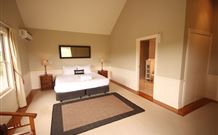 Yarralaw Springs Wines Vine Loft Bed And Breakfast - Holiday Cairns 1