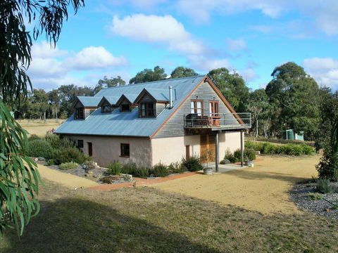 Yarralaw Springs Wines Vine Loft Bed And Breakfast - Holiday Cairns 8