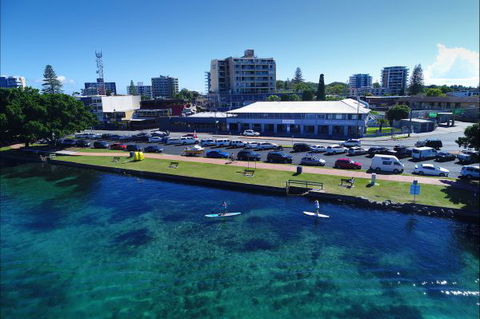 Lakes And Ocean Hotel - Holiday Cairns 1