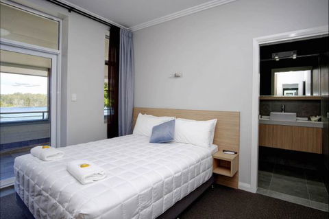 Lakes And Ocean Hotel - Holiday Cairns 2