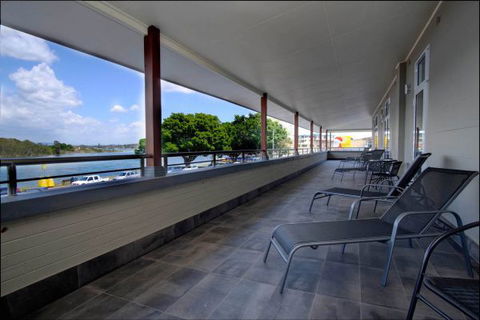 Lakes And Ocean Hotel - Holiday Cairns 6