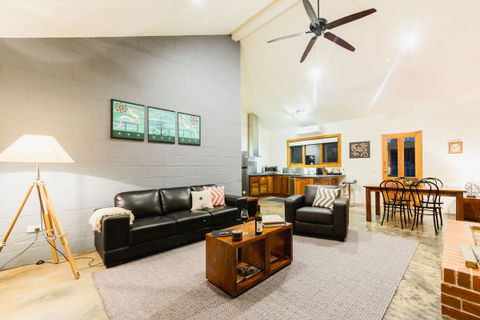 Alpine Edge Accommodation - Holiday Cairns 0