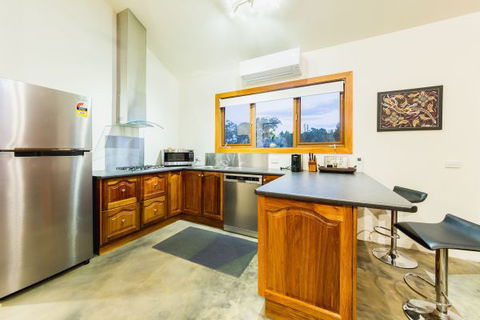 Alpine Edge Accommodation - Holiday Cairns 2