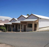 Carmines Antiques and Accommodation - Holiday Cairns