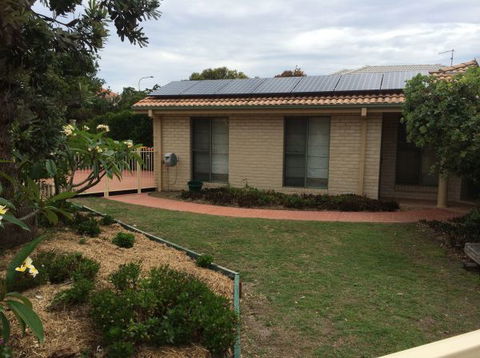 Beachside Way Dog Friendly Holiday House - Holiday Cairns 0