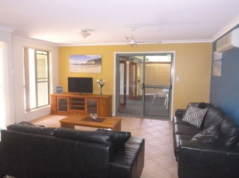 Beachside Way Dog Friendly Holiday House - Holiday Cairns 2