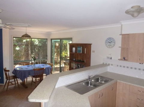 Beachside Way Dog Friendly Holiday House - Holiday Cairns 3