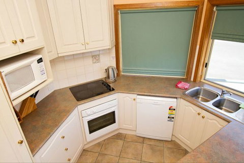 Fensom's Holiday Home - Holiday Cairns 32