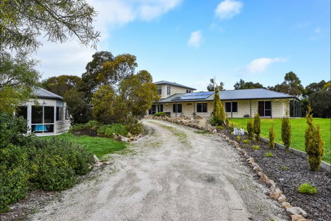 Fensom's Holiday Home - Holiday Cairns 9