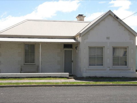 Fensom's Holiday Home - Holiday Cairns 0