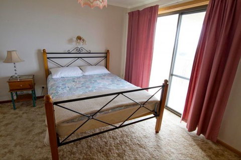 Fensom's Holiday Home - Holiday Cairns 25