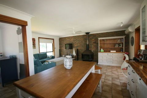 LJ Hooker Goolwa Holiday Rentals - 15 Eaton Avenue, Goolwa Beach - Holiday Cairns 1