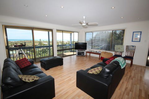 LJ Hooker Goolwa Holiday Rentals - 39 Bradford Road, Goolwa Beach - Holiday Cairns 0