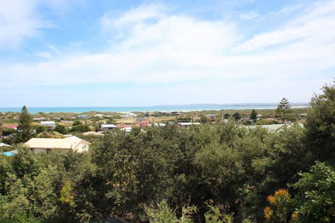 LJ Hooker Goolwa Holiday Rentals - 39 Bradford Road, Goolwa Beach - Holiday Cairns 2