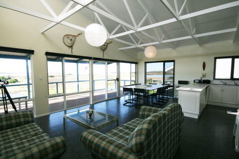 LJ Hooker Goolwa Holiday Rentals - 25 Barrage Road, Goolwa South - Holiday Cairns 1