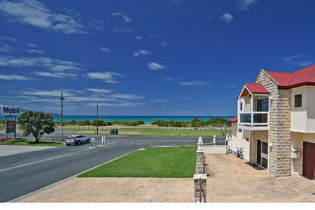 Lighthouse Keepers Inn - Holiday Cairns 3