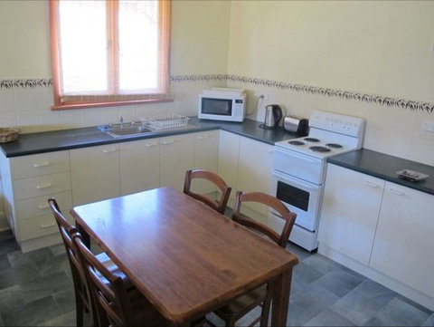 Ellison's Holiday Home - Holiday Cairns 1