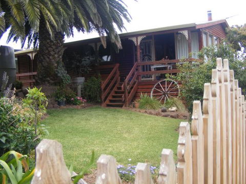 Ironstone Cottage - Holiday Cairns 0
