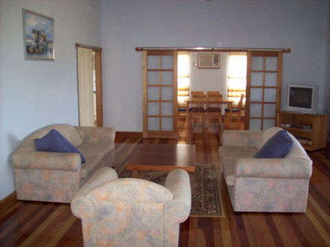 Baudins View Holiday House - Holiday Cairns 4