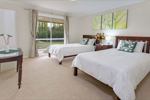 Brookfield Guesthouse - Holiday Cairns 4