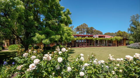 Mulberry Lodge Country Retreat - Holiday Cairns 0