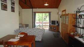 The Old Oak Bed And Breakfast - The Shearing Shed - Holiday Cairns 0