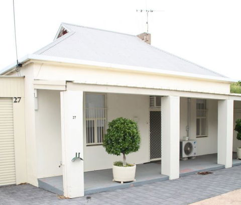 Squatters Cottage - Holiday Cairns 0