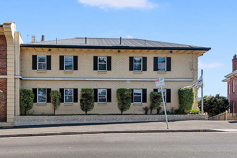 Coach House Launceston - Holiday Cairns 1