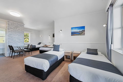 Coach House Launceston - Holiday Cairns 4