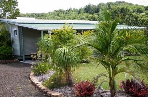 Halls Country Cottages - Holiday Cairns 0
