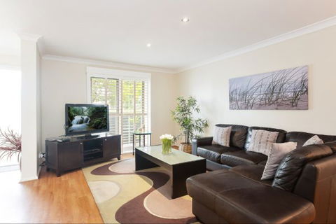 Honeysuckle Townhouses - Holiday Cairns 1