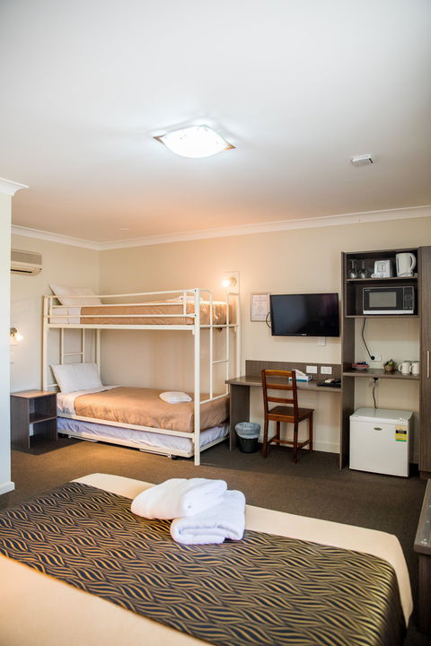 Lilac City Motor Inn And Steakhouse - Holiday Cairns 1