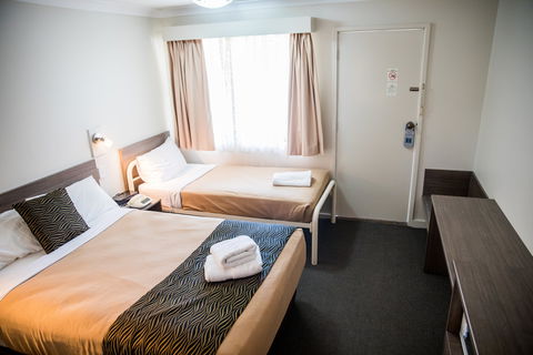 Lilac City Motor Inn And Steakhouse - Holiday Cairns 2