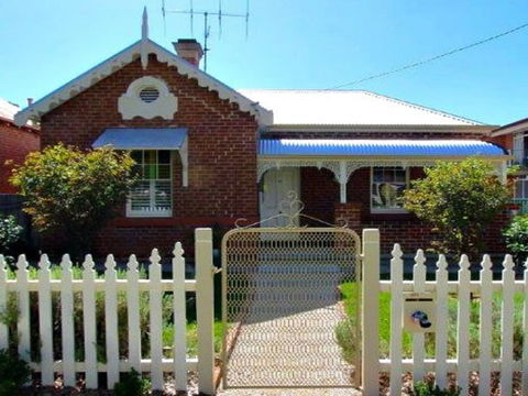 Robina: Bathurst Self Contained Accommodation - Holiday Cairns 0