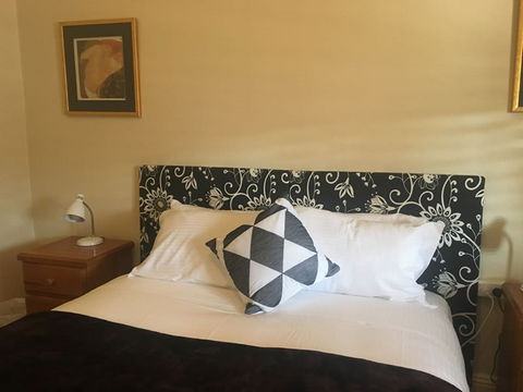 Robina: Bathurst Self Contained Accommodation - Holiday Cairns 1