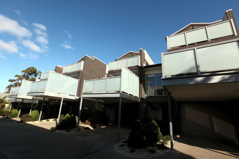7 Falls Apartments - Holiday Cairns 0